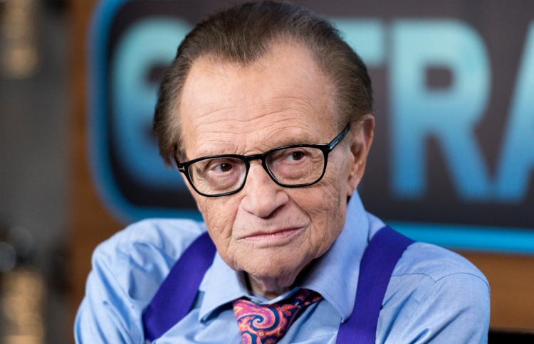 ލެރީ ކިންގަށް ކޮވިޑް-19 ޖެހި ފަރުވާ ހޯދަނީ