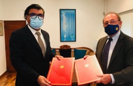 Maldivian Ambassador to Sri Lanka Omar Abdul Razzak (L) and French Ambassador to Sri Lanka and Maldives Eric Lavertu sign G-20 DSSI agreement between Maldives and France on December 31, 2020. PHOTO/FRENCH EMBASSY IN COLOMBO