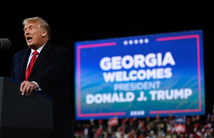 ވޯޓު "ހޯދުމަށް" އޮފިޝަލަކަށް ޓްރަމްޕް އެންގެވި