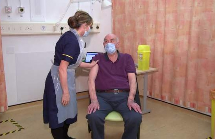 އޮކްސްފޯޑުގެ ވެކްސިން ފުރަތަމަ، 82 އަހަރުގެ މީހަކަށް