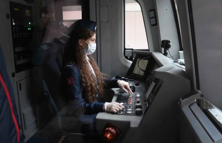 ރަޝިއާގައި ރޭލު ދުއްވަން އަލުން އަންހެނުން