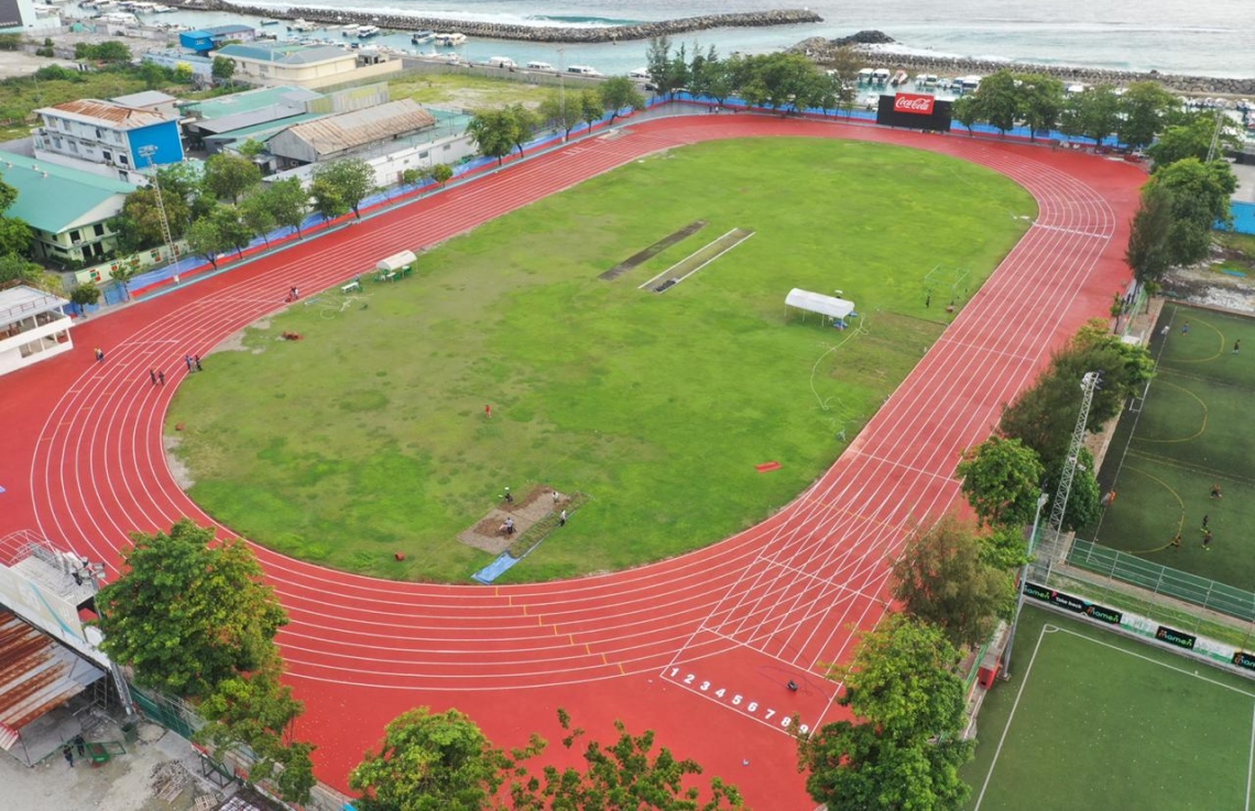 06 ޖެނުއަރީ 2021: އިންޑިއާ ސަރުކާރުގެ އެހީގައި ތަރައްގީ ކުރަމުން އަންނަ މާލޭ ކުޅިވަރު އެކުވެނީގެ ވެލި ޓްރެކުގައި ސިންތެޓިކް އަޅާފައި: މިހާރު ކުރިއަށް ގެންދަނީ ކުލަލުމާއި އެންމެ ފަހުގެ ކުދިކުދި މަސައްކަތްތައް.--- ފޮޓޯ: ނިޝާން އަލީ/މިހާރު