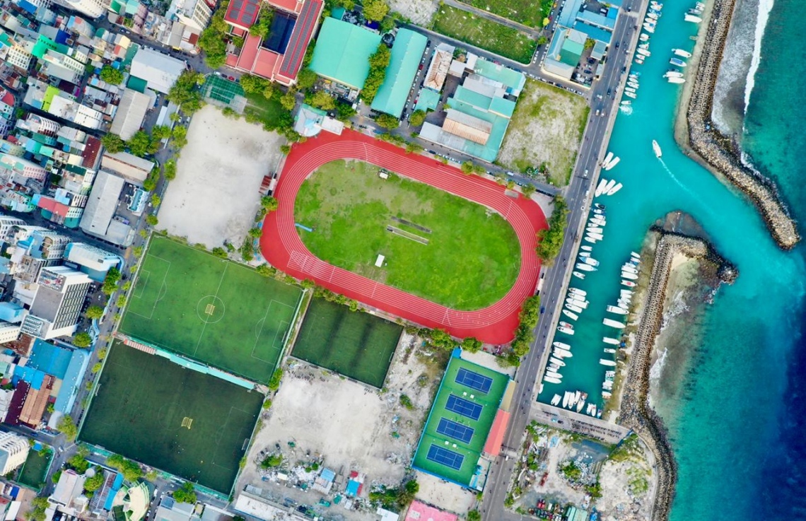 06 ޖެނުއަރީ 2021: އިންޑިއާ ސަރުކާރުގެ އެހީގައި ތަރައްގީ ކުރަމުން އަންނަ މާލޭ ކުޅިވަރު އެކުވެނީގެ ވެލި ޓްރެކުގައި ސިންތެޓިކް އަޅާފައި: މިހާރު ކުރިއަށް ގެންދަނީ ކުލަލުމާއި އެންމެ ފަހުގެ ކުދިކުދި މަސައްކަތްތައް.--- ފޮޓޯ: ޔޫތު މިނިސްޓްރީ