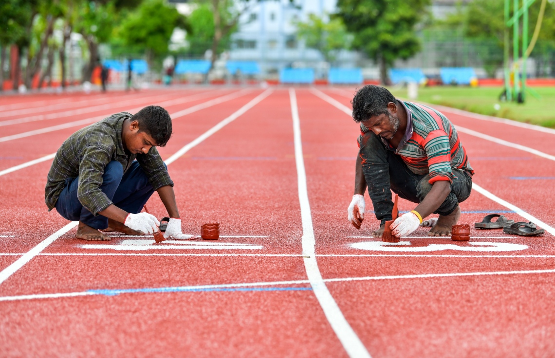 ޖެނުއަރީ 6، 2021- މާލޭ ކުޅިވަރު އެކުވެނީގައި އިންޑިއާ ސަރުކާރުގެ އެހީގައި ތަރައްގީ ކުރަމުން އަންނަ ސިންތެޓިކް ޓްރެކު ފަހުގެ މަސައްކަތްތައް ކުރިއަށް ގެންދަނީ.---ފޮޓޯ: ނިޝާން އަލީ/މިހާރު