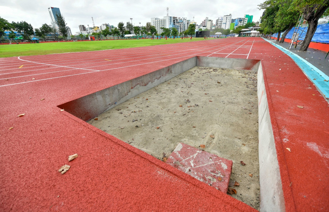 ޖެނުއަރީ 6، 2021- މާލޭ ކުޅިވަރު އެކުވެނީގައި އިންޑިއާ ސަރުކާރުގެ އެހީގައި ތަރައްގީ ކުރަމުން އަންނަ ސިންތެޓިކް ޓްރެކު ފަހުގެ މަސައްކަތްތައް ކުރިއަށް ގެންދަނީ.---ފޮޓޯ: ނިޝާން އަލީ/މިހާރު