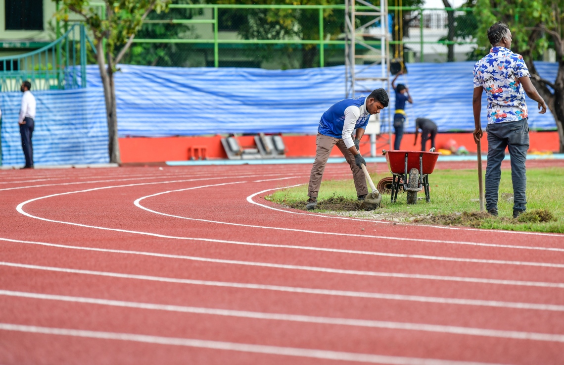 ޖެނުއަރީ 6، 2021- މާލޭ ކުޅިވަރު އެކުވެނީގައި އިންޑިއާ ސަރުކާރުގެ އެހީގައި ތަރައްގީ ކުރަމުން އަންނަ ސިންތެޓިކް ޓްރެކު ފަހުގެ މަސައްކަތްތައް ކުރިއަށް ގެންދަނީ.---ފޮޓޯ: ނިޝާން އަލީ/މިހާރު