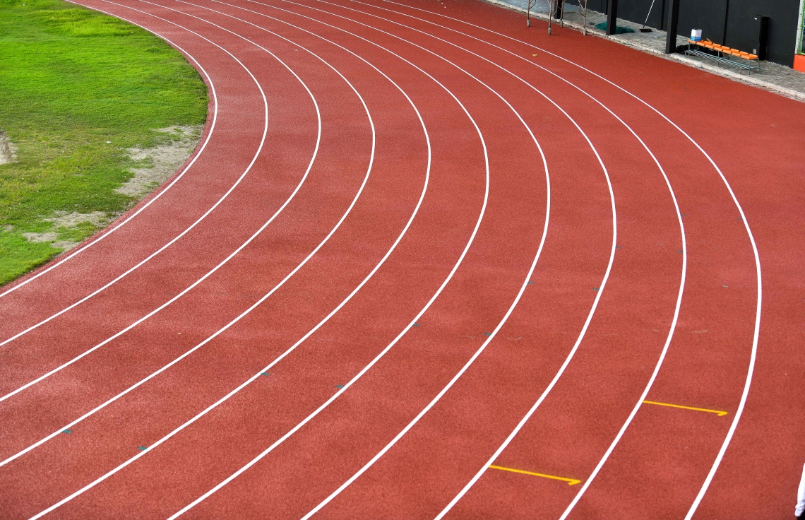 06 ޖެނުއަރީ 2021: އިންޑިއާ ސަރުކާރުގެ އެހީގައި ތަރައްގީ ކުރަމުން އަންނަ މާލޭ ކުޅިވަރު އެކުވެނީގެ ވެލި ޓްރެކުގައި ސިންތެޓިކް އަޅާފައި: މިހާރު ކުރިއަށް ގެންދަނީ ކުލަލުމާއި އެންމެ ފަހުގެ ކުދިކުދި މަސައްކަތްތައް.--- ފޮޓޯ: ނިޝާން އަލީ/މިހާރު