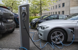 (FILES) This file photo taken on April 30, 2019 shows electric cars being charged on a street in the Norwegian capital Oslo. - In 2020, Norway became the first country in the world where electrics cars accounted for more than 50 percent of new cars registered, according to figures published Tuesday, January 5, 2021 by an industry group. (Photo by Jonathan NACKSTRAND / AFP)