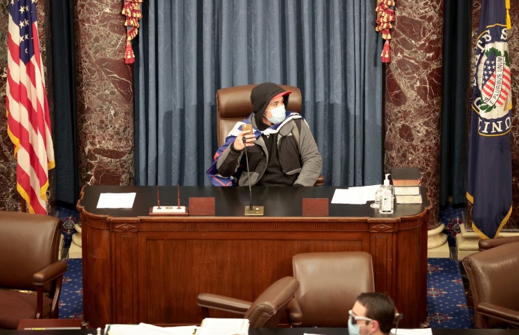 ޓްރަމްޕުގެ ސަޕޯޓަރުން ކޮންގްރެސްގެ އިމާރާތަށް ވަދެގެންފި