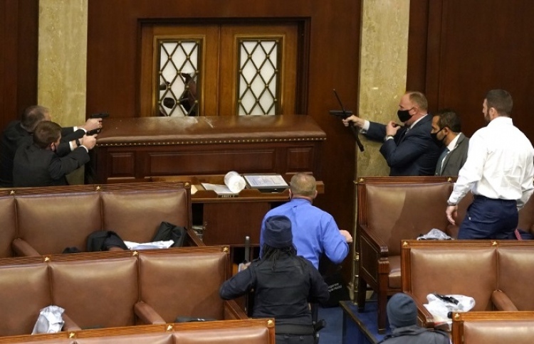 އެމެރިކާއަށް ކަޅު ދުވަހެއް: ކޮންގްރެސްގައި ހަމަނުޖެހުން