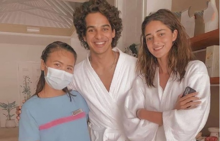 އަނަންޔާ އާއި އިޝާން ޗުއްޓީ ހޭދަކުރި ރިސޯޓްގެ މުވައްޒަފަކާ އެކު ފޮޓޯއަކަށް ހުއްޓިގެން.