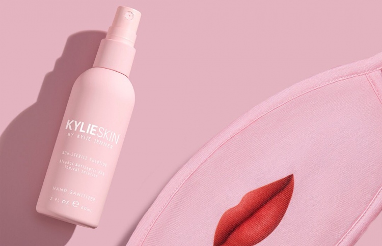 ސެނިޓައިޒާއެއް ނެރުމުން ކައިލީ ރޮލާކައިފި