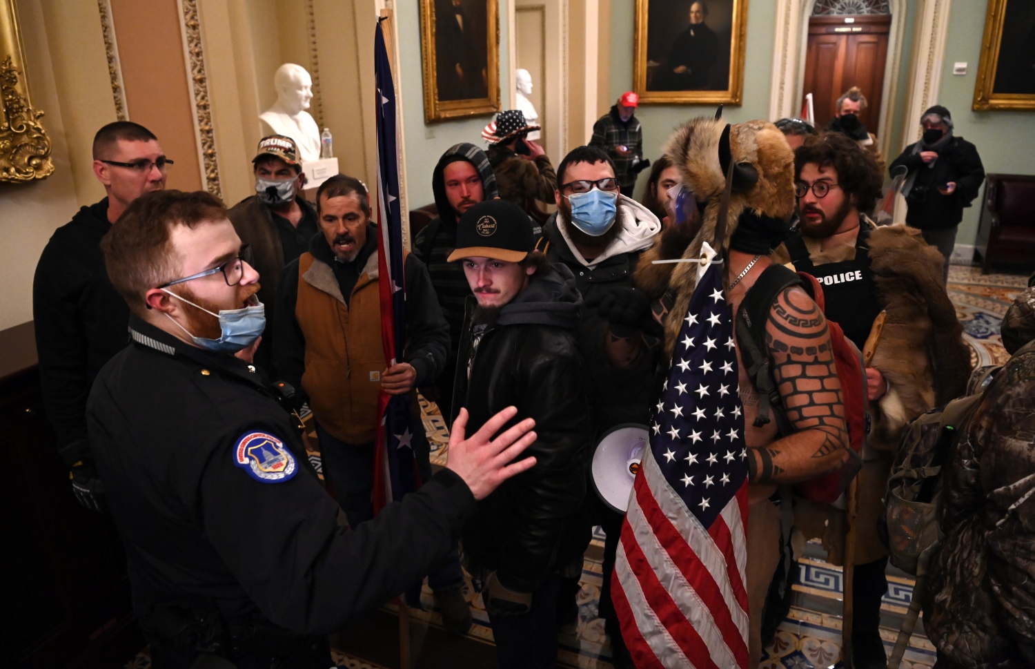 އެމެރިކާގެ ކޮންގްރެސްގެ އިމާރާތުގައި ކެޕިޓޮލް ފުލުހުންނާއި ޓްރަމްޕުގެ ސަޕޯޓަރުން ކުރިމަތިލަނީ. --ފޮޓޯ:އޭއެފްޕީ