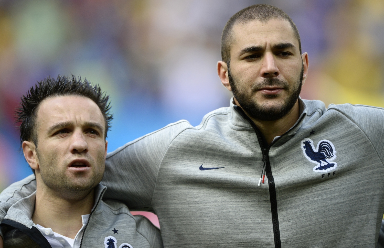 ފްރާންސްގެ މެޗެއްގެ ތެރެއިން ބެންޒެމާ (ކ) އާއި ވަލްބުއޭނާ.-- ފޮޓޯ: އޭއެފްޕީ