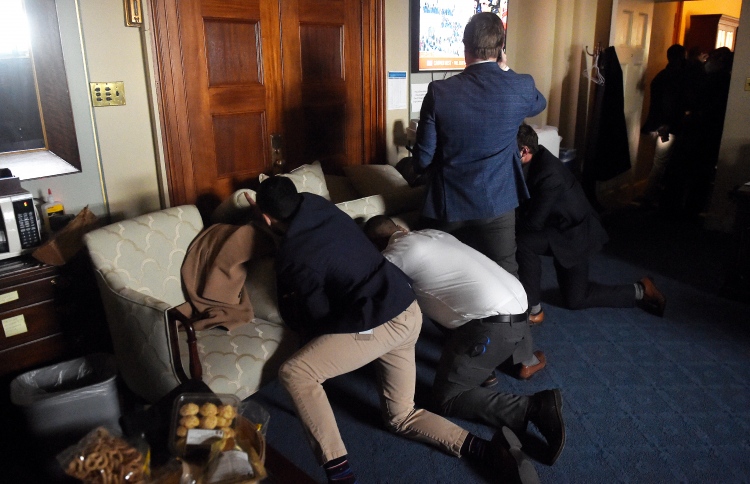 ބޮން ގޮއްވަން އުޅުނު މީހާގެ ބޮލަށް 75،000 ޑޮލަރު