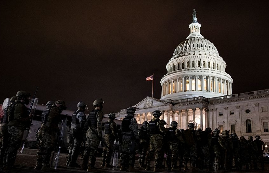 ވޮޝިންޓަން - ޖެނުއަރީ 7، 2020: ކޮންގްރެސްގެ ސަލާމަތީ ކަންކަން ބަލަހައްޓާ 2،300 ފުލުހުން ހިމެނޭ ކެޕިޓޮލް ޕޮލިސްގެ ސްވޮޓް ޓީމުން އިމާރާތުގެ ބޭރުގައި ހަރަކާތްތެރި ވަނީ. --ފޮޓޯ:ގެޓީ އިމޭޖަސް