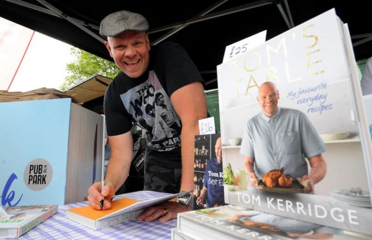 ބްރިޓިޝް އެއާވޭޒަށް ކާނާ ތައްޔާރުކުރުން ޓޮމް ކެރިޖަށް