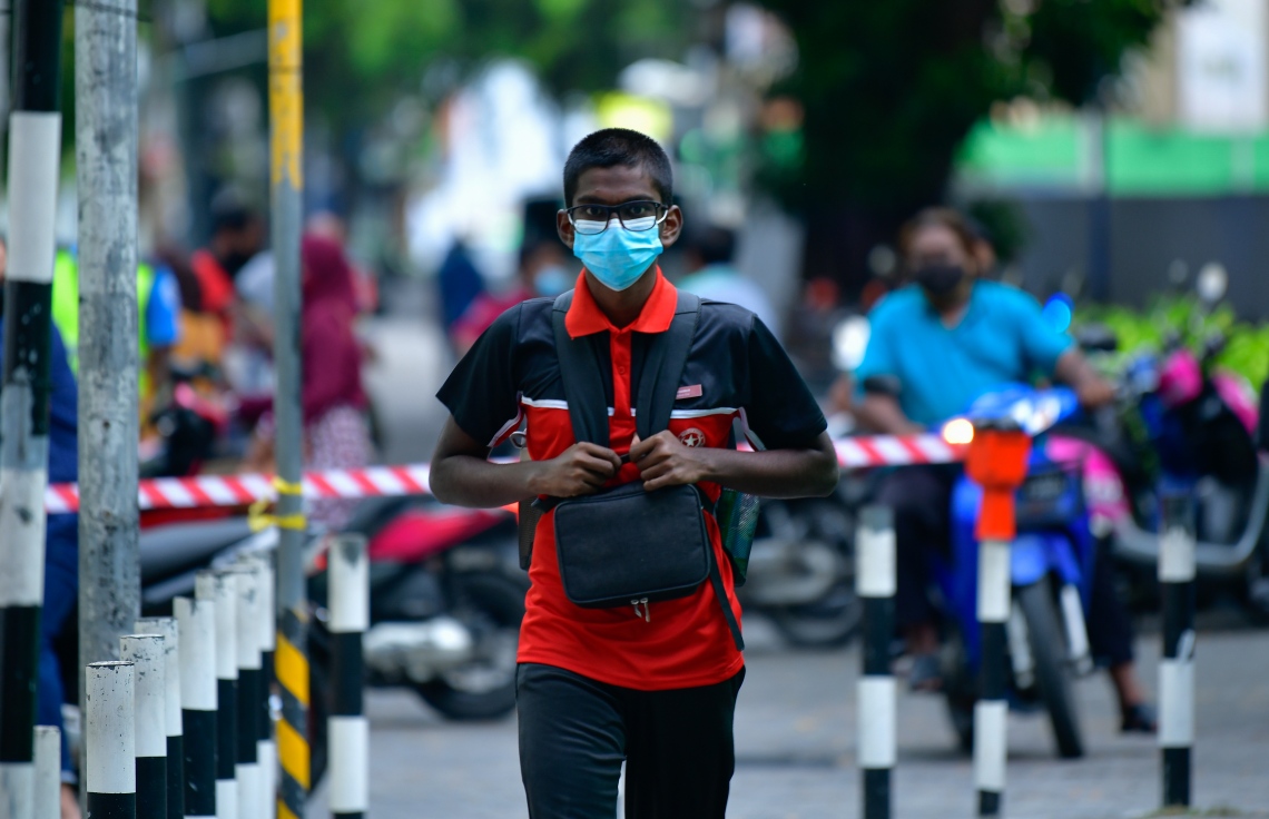 މާލެ- ޖެނުއަރީ 10، 2021- ގާތްގަނޑަކަށް ދޮޅު މަހުގެ ބަންދަކަށް ފަހު ސްކޫލުތައް މިއަދު ހުޅުވުމާއެކު، އިސްކަންދަރު ސްކޫލުގެ ކުއްޖަކު ސްކޫލަށް ދަނީ.---ފޮޓޯ: އަހުމަދު އަވްޝަން އިލްޔާސް/މިހާރު