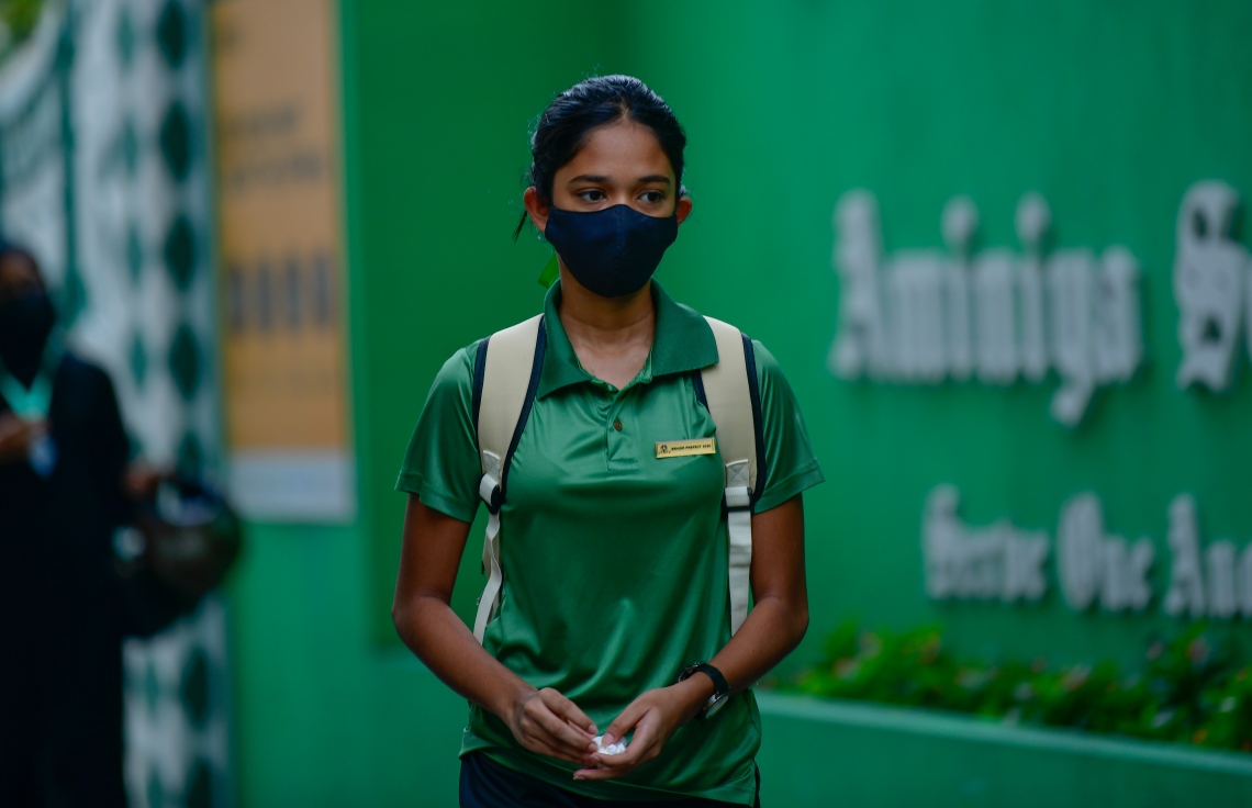 މާލެ- ޖެނުއަރީ 10، 2021- ގާތްގަނޑަކަށް ދޮޅު މަހުގެ ބަންދަކަށް ފަހު ސްކޫލުތައް މިއަދު ހުޅުވުމާއެކު، އަމީނިއްޔާގެ ކުއްޖަކު ސްކޫލަށް ދަނީ.---ފޮޓޯ: އަހުމަދު އަވްޝަން އިލްޔާސް/މިހާރު