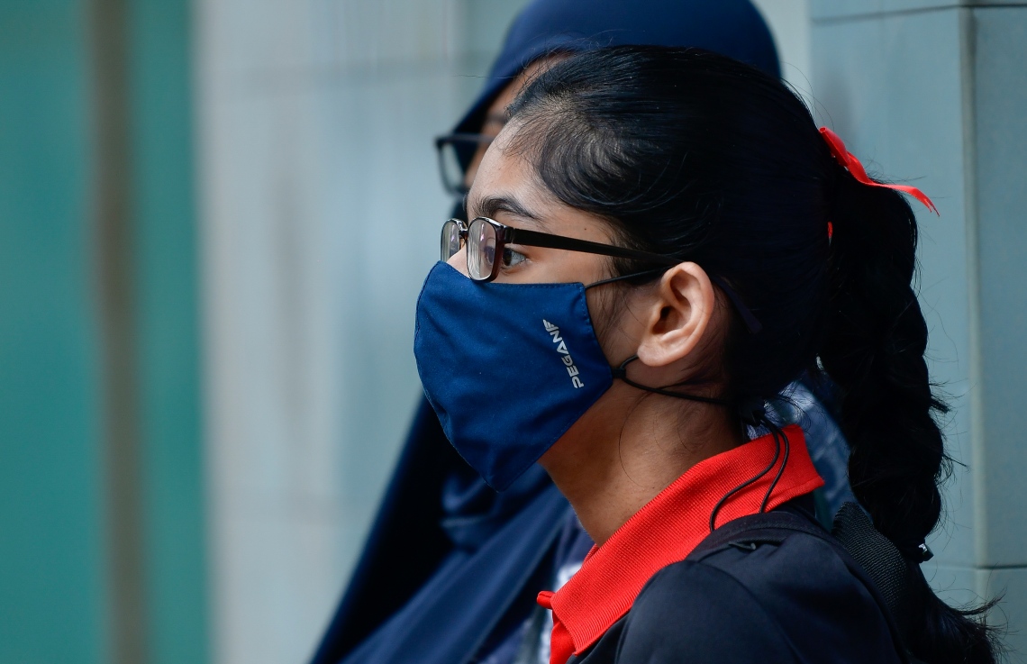 މާލެ- ޖެނުއަރީ 10، 2021- ގާތްގަނޑަކަށް ދޮޅު މަހުގެ ބަންދަކަށް ފަހު ސްކޫލުތައް މިއަދު ހުޅުވުމާއެކު، އިސްކަންދަރު ސްކޫލުގެ ކުއްޖަކު ކުލާހަށް ވަނުމަށް ދޮރު ކައިރީގައި މަޑުކޮށްލައިގެން.---ފޮޓޯ: އަހުމަދު އަވްޝަން އިލްޔާސް/މިހާރު