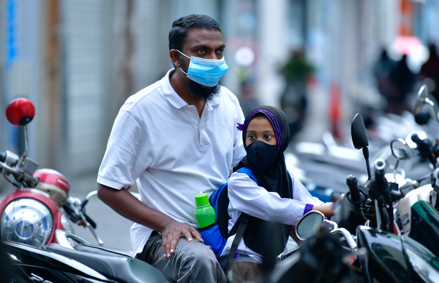 ޕްރީ ސްކޫލެއްގެ ދަރިވަރަކު ގޮވައިގެން ބެލިވެރިޔާ ދަނީ: ދަށް ގްރޭޑްތަކުގެ ކުދިންނަށް ވެސް މިހާރު ވަނީ ސްކޫލް ހުޅުވާފައި -- ފޮޓޯ:އަހުމަދު އަވްޝަން އިލްޔާސް/ މިހާރު