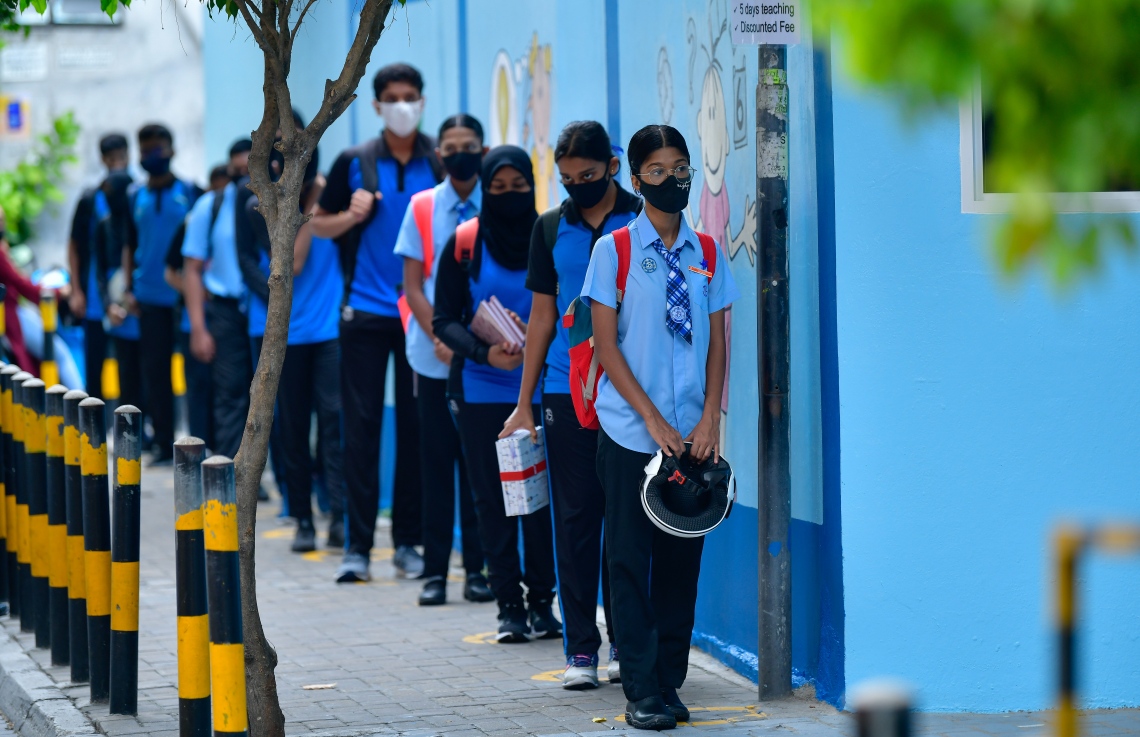 މާލެ- ޖެނުއަރި 10، 2021: ގާތްގަނޑަކަށް ދޮޅު މަހުގެ ބަންދަކަށް ފަހު ސްކޫލުތައް މިއަދު ހުޅުވައި ދަރިވަރުން ސްކޫލަށް ހާޒިރުވާ ފުރަތަމަ ދުވަސް: ޖަމާލުއްދީން ސްކޫލްގެ ދަރިވަރުން ކްލާހަށް ވަނުމުގެ ކުރިން ޓެމްޕަރޭޗާ ޗެކްކުރުމައް މަޑު ކޮއްލައިގެން ..-- ފޮޓޯ:އަހުމަދު އަވްޝަން އިލްޔާސް/ މިހާރު