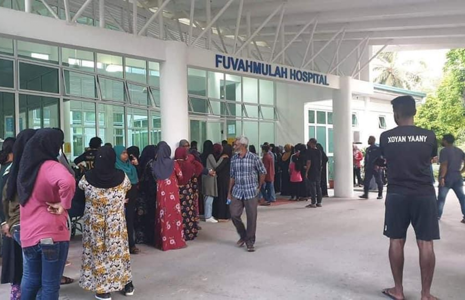 ފުވަމުލަކު ހޮސްޕިޓަލް ކައިރިޔަށް ރަށު ރައްޔިތުން އެއްވެފައި--- ފޮޓޯ: ސޯޝަލް މީޑިއާ