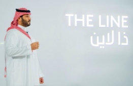A handout picture provided by the Saudi Royal Palace on January 10, 2021, shows Saudi Crown Prince Mohammed bin Salman launching 'The Line', a green city that can accomodate about one million people, at NEOM, an area in the north-west of the kingdom currently under development . - Saudi Arabia, the world's largest exporter of crude oil, announced today the launch of the green city with "zero cars, zero roads, zero CO2 emissions".
NEOM is on the list of the many mega-projects underway, intended to diversify the economy of Saudi Arabia which depends very largely on the export of oil. (Photo by BANDAR AL-JALOUD / various sources / AFP) / 