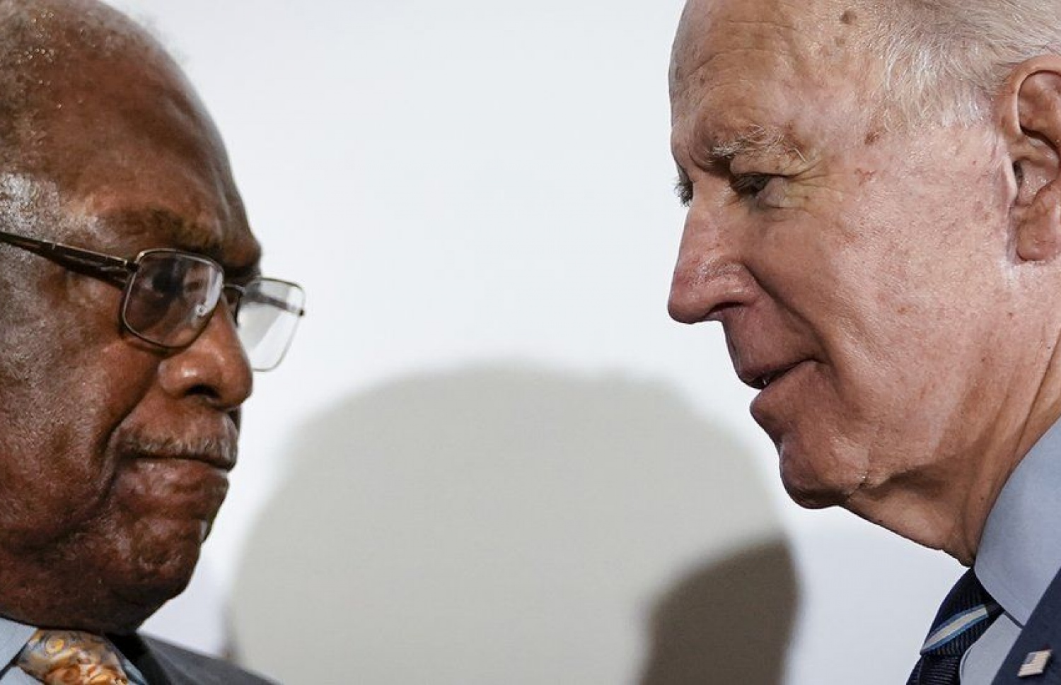 ސައުތު ކެރޮލައިނާގެ ކޮންގްރެސްގެ މެންބަރު ޖޭމްސް ކްލައިބާން އަދި ޖޯ ބައިޑަން. --ފޮޓޯ:ގެޓީ އިމޭޖަސް