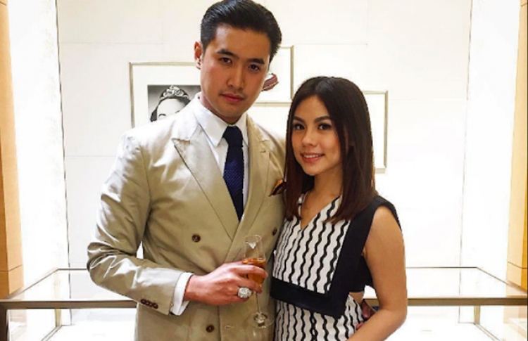 ހުރިހާ ޓިކެޓެއް ގަނެ ފްލައިޓްގައި ދެމަފިރިން އެކަނި!