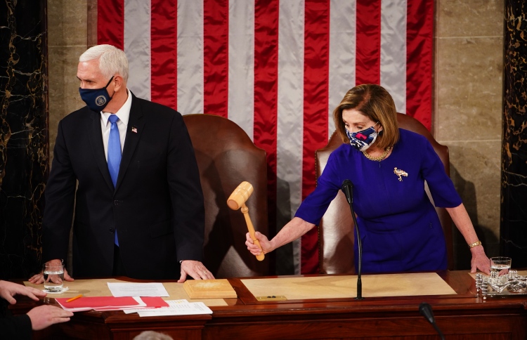 ރައީސް ކަމަށް ޕެންސް ދެކޮޅު، ޓްރަމްޕް އިމްޕީޗް ކުރަނީ