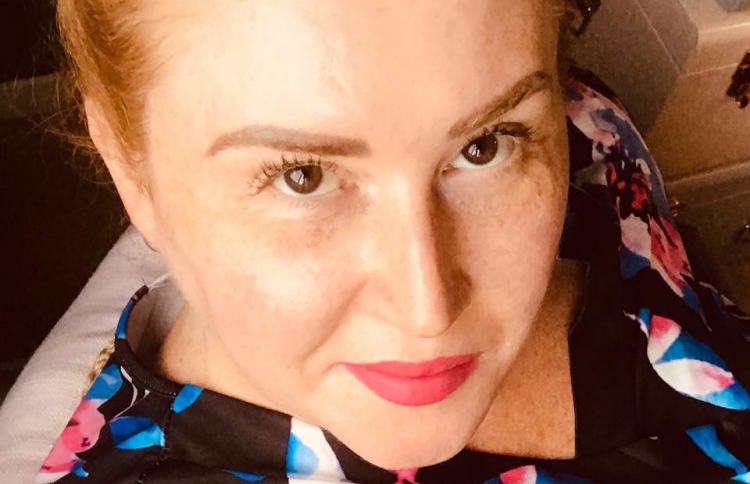 ކައިވެނި ރޫޅުމުން އެންގޭޖްމަންޓް އަނގޮޓި ހަދިޔާކުރަނީ