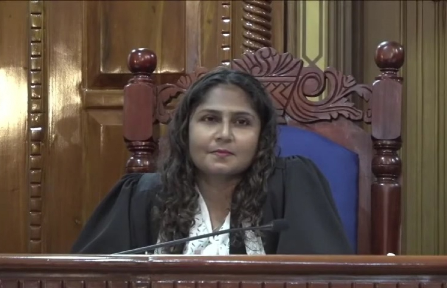 ސުޕްރީމް ކޯޓުގެ ފަނޑިޔާރު ޑރ. އަޒްމިރަލްދާ ޒާހިރު މިއަދު ބެންޗުގައި