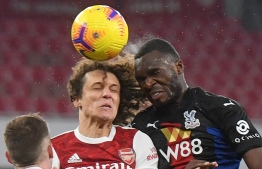 Crystal Palace's Zaire-born Belgian striker Christian Benteke (R) and Arsenal's Brazilian defender David Luiz (L) compete for the ball during the English Premier League football match between Arsenal and Crystal Palace at the Emirates Stadium in London on January 14, 2021. (Photo by NEIL HALL / POOL / AFP)
