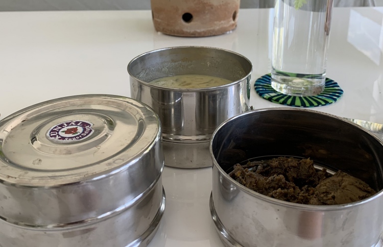 އިނގިރޭސި ސަފީރަށް ތަށިބަރިއަކުން ކާނާ އާއި ލޯބި!