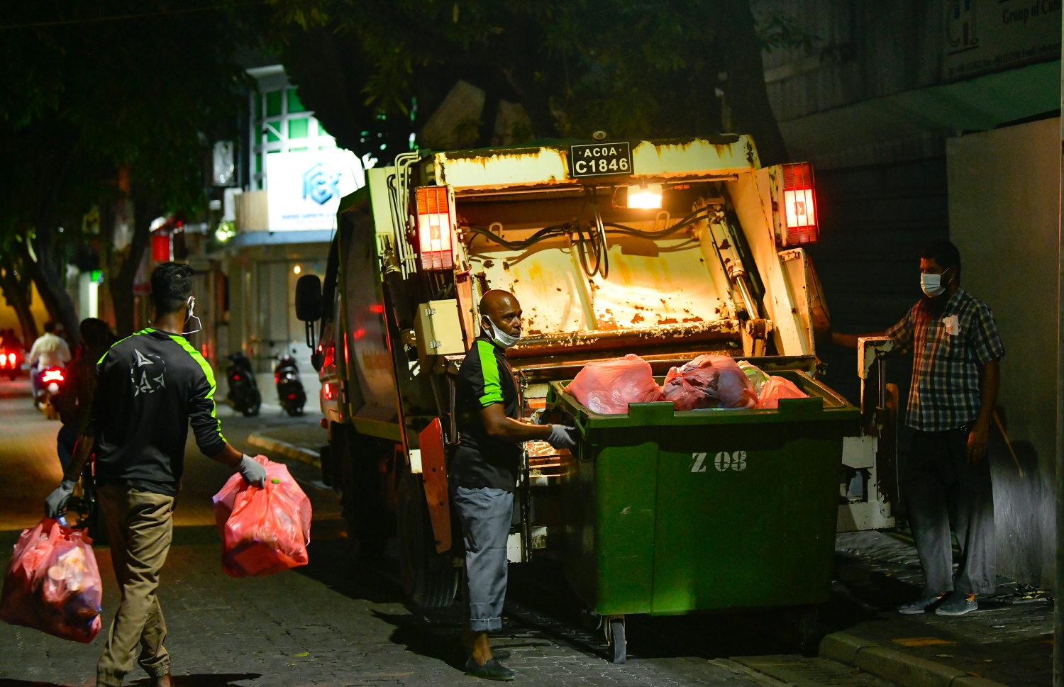 މަގުމަތީގައި ބަހައްޓާފައި ހުންނަ ކުނި ނެގުމުގެ މަސައްކަތްބ ވެމްކޯގެ މުވައްޒަފުންތަކެއް ކުރަނީ -- ފޮޓޯ: މިހާރު