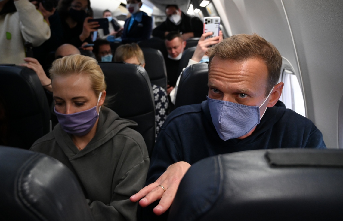 ރަޝިޔާގެ އިދިކޮޅު ލީޑަރު ނަވަލްނީ އާއި އަނބިކަނބަލުން ޔޫލިއާ މޮސްކޯ އަށް ދަތުރު ކުރައްވަނީ. --ފޮޓޯ:އޭއެފްޕީ