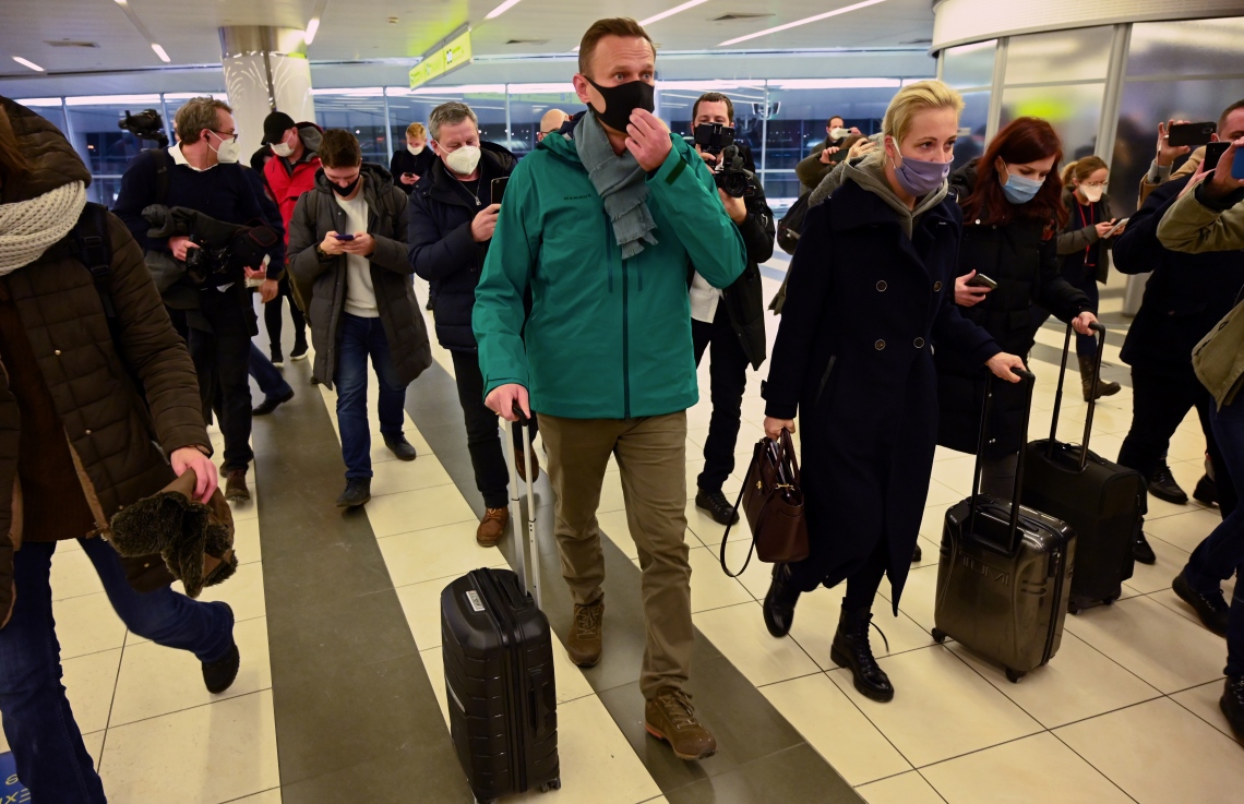 ރަޝިޔާގެ އިދިކޮޅު ލީޑަރު ނަވަލްނީ އާއި އަނބިކަނބަލުން ޔޫލިއާ މޮސްކޯ އެއާޕޯޓުގެ ޕާސްޕޯޓް ކައުންޓަރަށް ވަޑައިގަންނަވަނީ. --ފޮޓޯ:އޭއެފްޕީ