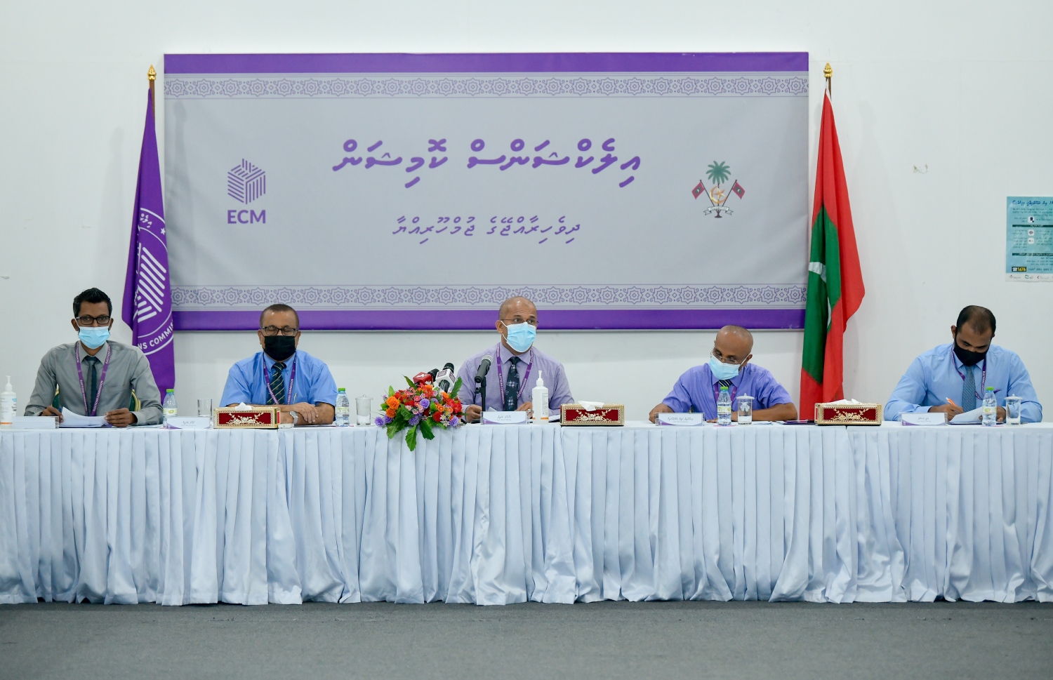 އީސީ އާއި  ގައުމީ ލަފާދޭ ކޮމިޓީއާ ގުޅިގެން ބޭއްވި ބައްދަލުވުމުގައި ބައިވެރިވި އީސީގެ ބައެއް އިސްވެރިން -- ފޮޓޯ: ނިޝާން އަލީ/ މިހާރު