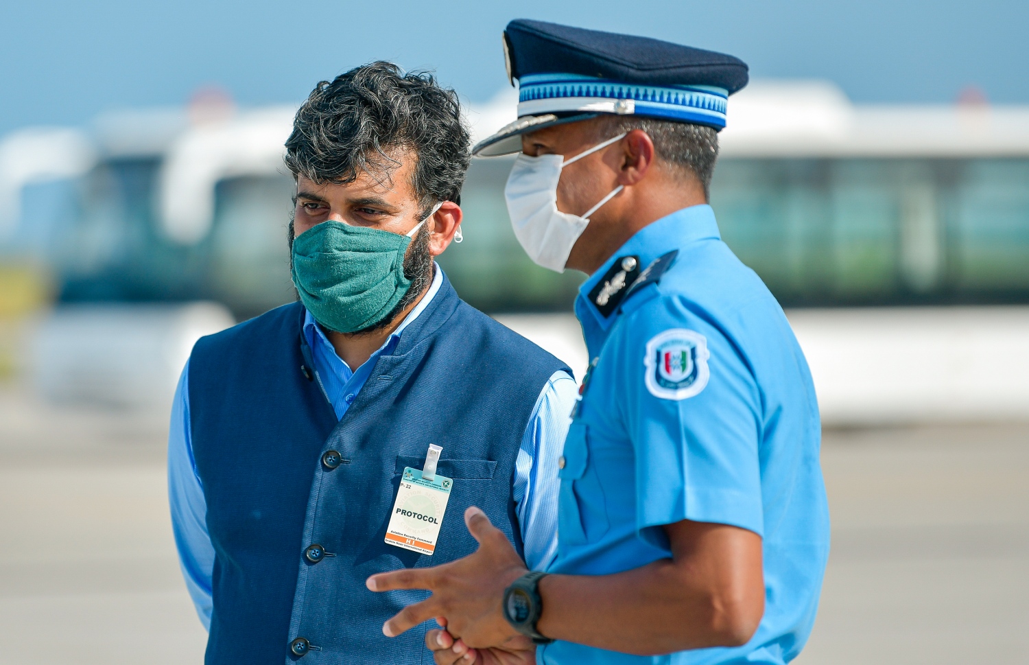 މި އަހަރުގެ ޖެނުއަރީ މަހު ބޭއްވި ރަސްމިއްޔާތެއްގައި އިންޑިއާގެ ޑެޕިއުޓީ ހައި ކޮމިޝަނަރު ރޯހިތާއި ޕޮލިސް ކޮމިޝަނަރު ހަމީދު ވާހަކަ ދައްކާލައްވަނީ.---ފޮޓޯ: މިހާރު