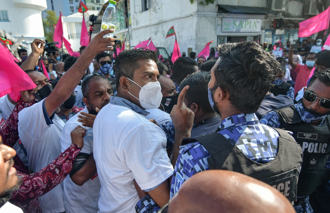 މާލެ: ޖެނުއަރީ 21، 2021: ކުރީގެ ރައީސް އަބްދުﷲ ޔާމީން ޖަލަށް ލުމަށް ކްރިމިނަލް ކޯޓުން ކޮށްފައިވާ ހުކުމް އިސްތިއުނާފު ކުރުމުން ހައި ކޯޓުން ގޮތެއް ނިންމުމަށް ބޭއްވި ޝަރީއަތުގެ އަޑުއެހުން ކުރިޔަށް ގެންދިޔަ ވަގުތު އެ ސަރަހައްދަށް އެއްވި އިދިކޮޅު ސަޕޯޓަރުން ކޮންޓްރޯލް ކުރުމަށް ފުލުހުން މަސައްކަތް ކުރަނީ.---ފޮޓޯ: ނިޝާން އަލީ/މިހާރު
