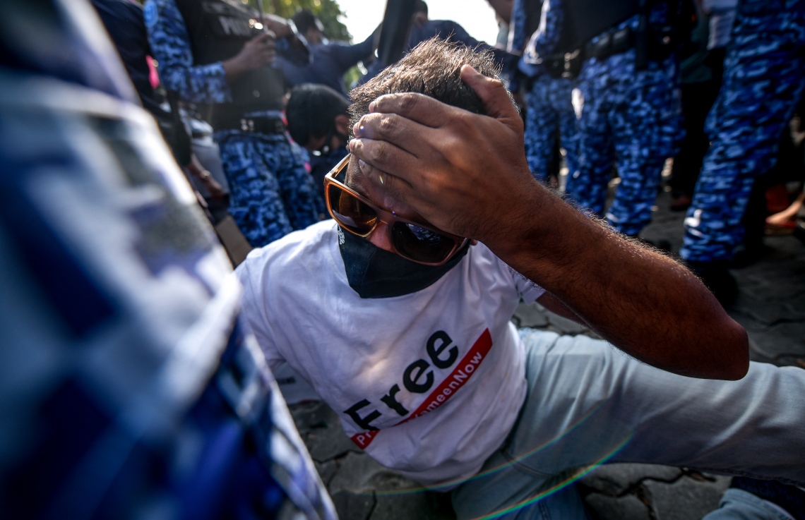 މާލެ: ޖެނުއަރީ 21، 2021- ކުރީގެ ރައީސް އަބްދުﷲ ޔާމީން ޖަލަށް ލުމަށް ކްރިމިނަލް ކޯޓުން ކޮށްފައިވާ ހުކުމް އިސްތިއުނާފު ކުރުމުން ހައި ކޯޓުން ގޮތެއް ނިންމުމަށް ބޭއްވި ޝަރީއަތުގެ އަޑުއެހުން ކުރިޔަށް ގެންދިޔަ ވަގުތު އެ ސަރަހައްދަށް އެއްވެ އިދިކޮޅު ސަޕޯޓަރުންނާއި ފުލުހުންނާ ދެމެދު ހިނގި ހަމަނުހެމުގެ ތެރެއިން މީހަކަށް އަނިޔާ ވެފައި.---ފޮޓޯ: ނިޝާން އަލީ/މިހާރު