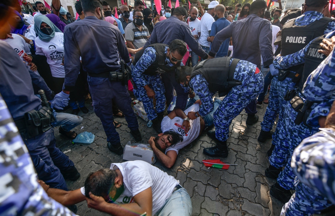 މާލެ: ޖެނުއަރީ 21، 2021- ކުރީގެ ރައީސް އަބްދުﷲ ޔާމީން ޖަލަށް ލުމަށް ކްރިމިނަލް ކޯޓުން ކޮށްފައިވާ ހުކުމް އިސްތިއުނާފު ކުރުމުން ހައި ކޯޓުން ގޮތެއް ނިންމުމަށް ބޭއްވި ޝަރީއަތުގެ އަޑުއެހުން ކުރިޔަށް ގެންދިޔަ ވަގުތު އެ ސަރަހައްދަށް އެއްވެ އިދިކޮޅު ސަޕޯޓަރުންނާއި ފުލުހުންނާ ދެމެދު ހިނގި ހަމަނުހެމުގެ ތެރެއިން މީހަކަށް އަނިޔާ ވެފައި.---ފޮޓޯ: ނިޝާން އަލީ/މިހާރު