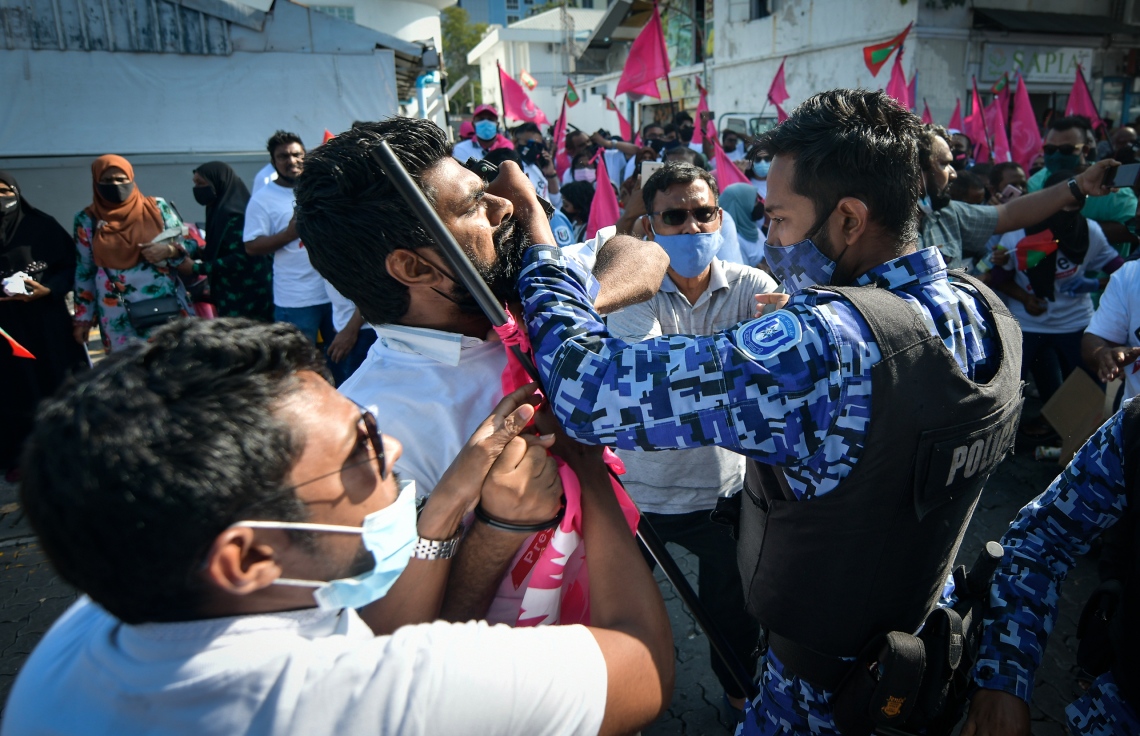 މާލެ: ޖެނުއަރީ 21، 2021: ކުރީގެ ރައީސް އަބްދުﷲ ޔާމީން ޖަލަށް ލުމަށް ކްރިމިނަލް ކޯޓުން ކޮށްފައިވާ ހުކުމް އިސްތިއުނާފު ކުރުމުން ހައި ކޯޓުން ގޮތެއް ނިންމުމަށް ބޭއްވި ޝަރީއަތުގެ އަޑުއެހުން ކުރިޔަށް ގެންދިޔަ ވަގުތު އެ ސަރަހައްދަށް އެއްވި އިދިކޮޅު ސަޕޯޓަރުންނާއި ފުލުހުންނާ ދެމެދު ހަމަނުޖެހުން ހިންގަނީ.---ފޮޓޯ: ނިޝާން އަލީ/މިހާރު