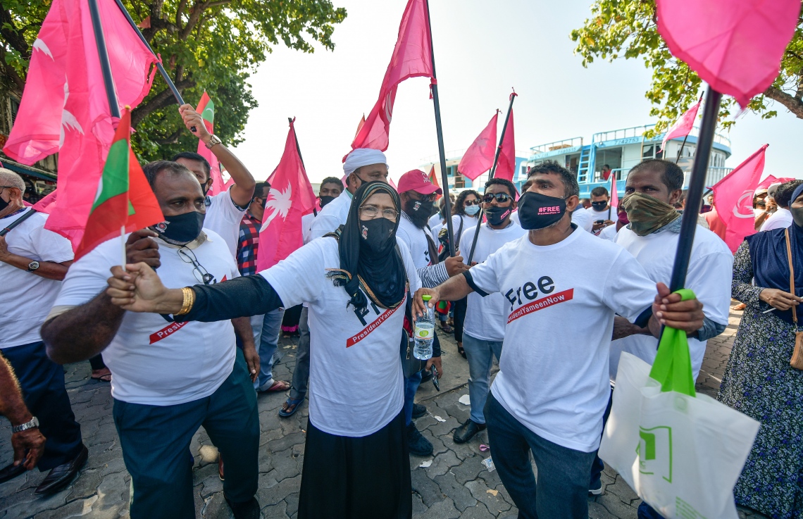 މާލެ: ޖެނުއަރީ 21، 2021: ކުރީގެ ރައީސް އަބްދުﷲ ޔާމީން ޖަލަށް ލުމަށް ކްރިމިނަލް ކޯޓުން ކޮށްފައިވާ ހުކުމް އިސްތިއުނާފު ކުރުމުން ހައި ކޯޓުން ގޮތެއް ނިންމުމަށް ބޭއްވި ޝަރީއަތުގެ އަޑުއެހުން ކުރިޔަށް ގެންދިޔަ ވަގުތު އެ ސަރަހައްދަށް އެއްވެ އިދިކޮޅު ސަޕޯޓަރުން މުޒާހަރާ ކުރަނީ.---ފޮޓޯ: ނިޝާން އަލީ/މިހާރު