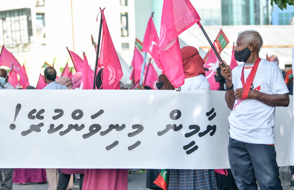 މާލެ: ޖެނުއަރީ 21، 2021: ކުރީގެ ރައީސް އަބްދުﷲ ޔާމީން ޖަލަށް ލުމަށް ކްރިމިނަލް ކޯޓުން ކޮށްފައިވާ ހުކުމް އިސްތިއުނާފު ކުރުމުން ހައި ކޯޓުން ގޮތެއް ނިންމުމަށް ބޭއްވި ޝަރީއަތުގެ އަޑުއެހުން ކުރިޔަށް ގެންދިޔަ ވަގުތު އެ ސަރަހައްދަށް އެއްވެ އިދިކޮޅު ސަޕޯޓަރުން މުޒާހަރާ ކުރަނީ.---ފޮޓޯ: ނިޝާން އަލީ/މިހާރު