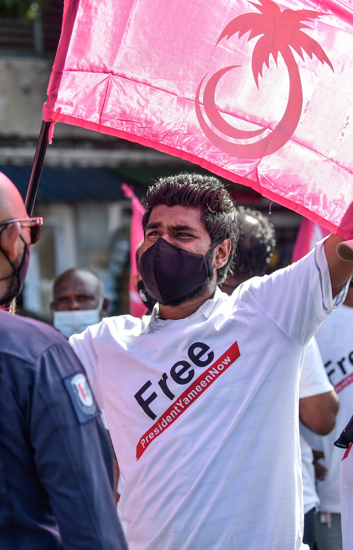 މާލެ: ޖެނުއަރީ 21، 2021: ކުރީގެ ރައީސް އަބްދުﷲ ޔާމީން ޖަލަށް ލުމަށް ކްރިމިނަލް ކޯޓުން ކޮށްފައިވާ ހުކުމް އިސްތިއުނާފު ކުރުމުން ހައި ކޯޓުން ގޮތެއް ނިންމުމަށް ބޭއްވި ޝަރީއަތުގެ އަޑުއެހުން ކުރިޔަށް ގެންދިޔަ ވަގުތު އެ ސަރަހައްދަށް އެއްވެ އިދިކޮޅު ސަޕޯޓަރުން މުޒާހަރާ ކުރަނީ.---ފޮޓޯ: ނިޝާން އަލީ/މިހާރު