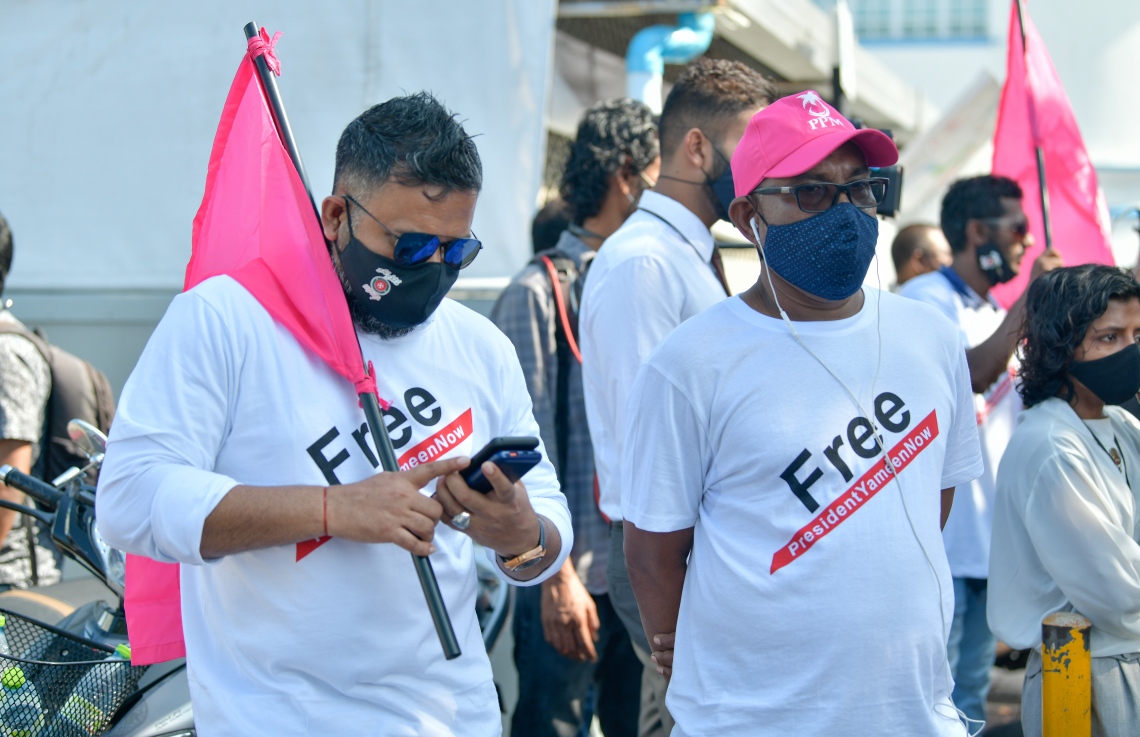 މާލެ: ޖެނުއަރީ 21، 2021- ކުރީގެ ރައީސް އަބްދުﷲ ޔާމީން ޖަލަށް ލުމަށް ކްރިމިނަލް ކޯޓުން ކޮށްފައިވާ ހުކުމް އިސްތިއުނާފު ކުރުމުން ހައި ކޯޓުން ގޮތެއް ނިންމުމަށް ބޭއްވި ޝަރީއަތުގެ އަޑުއެހުން ކުރިޔަށް ގެންދިޔަ ވަގުތު އެ ސަރަހައްދަށް އެއްވެ އިދިކޮޅު ސަޕޯޓަރުންނާ އެކު، ޕީއެންސީގެ ރައީސް އަބްދުއްރަހީމް އަބްދުﷲ (ކ) ޕީޕީއެމްގެ ނައިބު ރައީސް އަދި ނައިފަރު ދާއިރާގެ މެމްބަރު އަހުމަދު ޝިޔާމް އިސްވެ ހަރަކާތްތެރިވެވަޑައިގަންނަވަނީ.---ފޮޓޯ: ނިޝާން އަލީ/މިހާރު