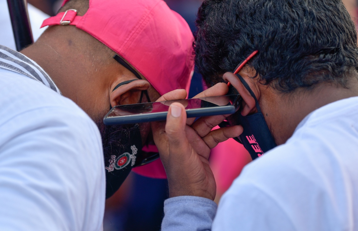 މާލެ: ޖެނުއަރީ 21، 2021: ކުރީގެ ރައީސް އަބްދުﷲ ޔާމީން ޖަލަށް ލުމަށް ކްރިމިނަލް ކޯޓުން ކޮށްފައިވާ ހުކުމް އިސްތިއުނާފު ކުރުމުން ހައި ކޯޓުން ގޮތެއް ނިންމުމަށް ބޭއްވި ޝަރީއަތް، އިދިކޮޅު ސަޕޯޓަރުން ހައި ކޯޓު ކައިރީގައި ތިބެގެން ފޯނުން އަޑުއަހަނީ. ވަރަށް ބޮޑަށް ދިގު ދެމިގެންދިޔަ މި ޝަރީއަތް މީޑިއާތަކުން ލައިވްކުރި.--ފޮޓޯ: ނިޝާން އަލީ/މިހާރު