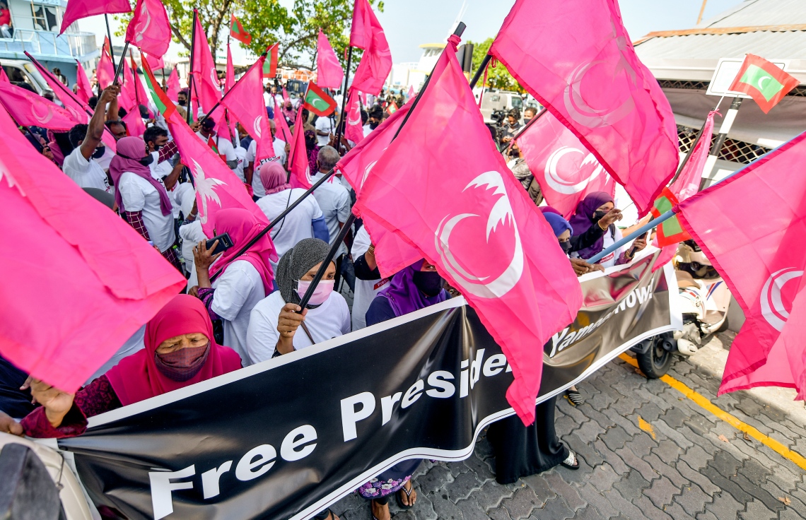 މާލެ: ޖެނުއަރީ 21، 2021: ކުރީގެ ރައީސް އަބްދުﷲ ޔާމީން ޖަލަށް ލުމަށް ކްރިމިނަލް ކޯޓުން ކޮށްފައިވާ ހުކުމް އިސްތިއުނާފު ކުރުމުން ހައި ކޯޓުން ގޮތެއް ނިންމުމަށް ބޭއްވި ޝަރީއަތުގެ އަޑުއެހުން ކުރިޔަށް ގެންދިޔަ ވަގުތު އެ ސަރަހައްދަށް އެއްވެ އިދިކޮޅު ސަޕޯޓަރުން މުޒާހަރާ ކުރަނީ.---ފޮޓޯ: ނިޝާން އަލީ/މިހާރު